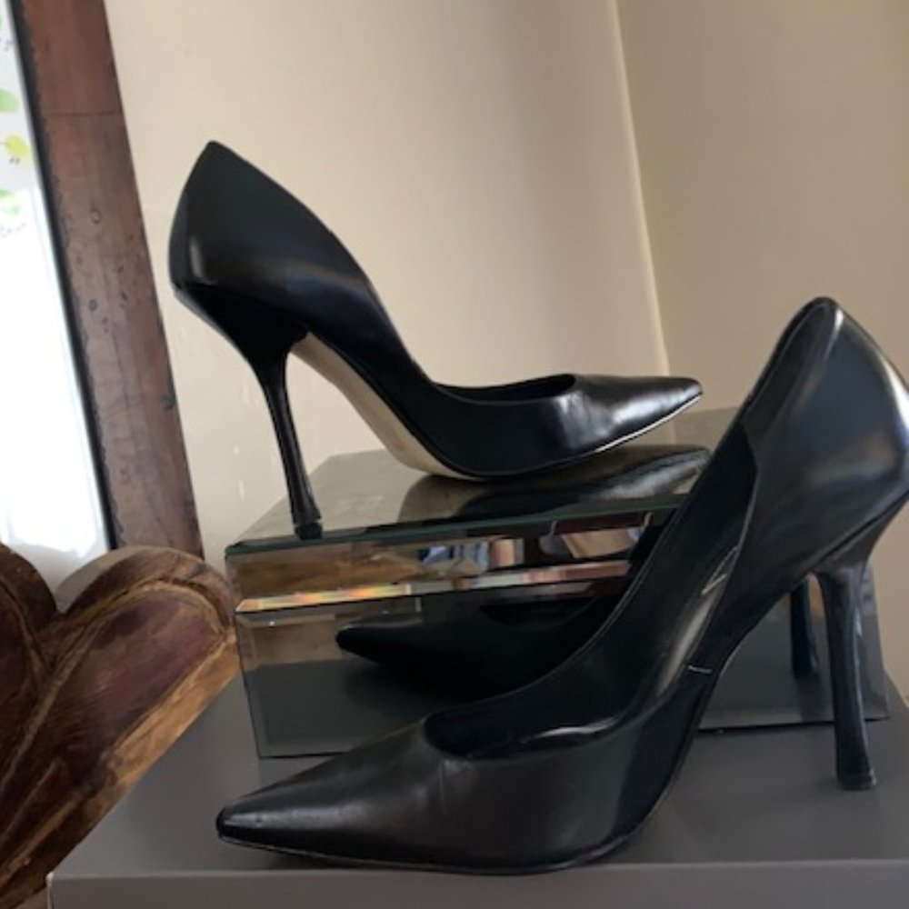 Guess Black pointed toe pump